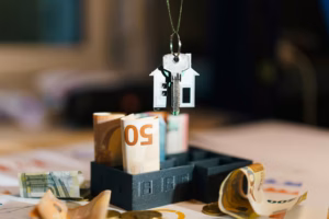 Geld auf dem Schreibtisch. Doppelte Miete beim Umzug steuerlich absetzen
